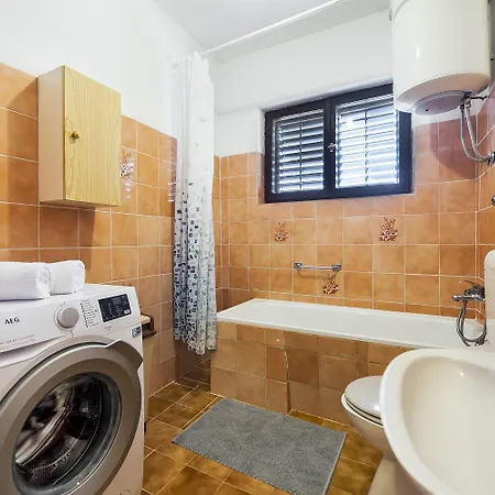 Helles Nur 800 Meter Zum Mit Meerblick, 2 Balkonen, Privatparkplatz Apartment Rovinj