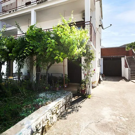 Helles Nur 800 Meter Zum Mit Meerblick, 2 Balkonen, Privatparkplatz Rovinj