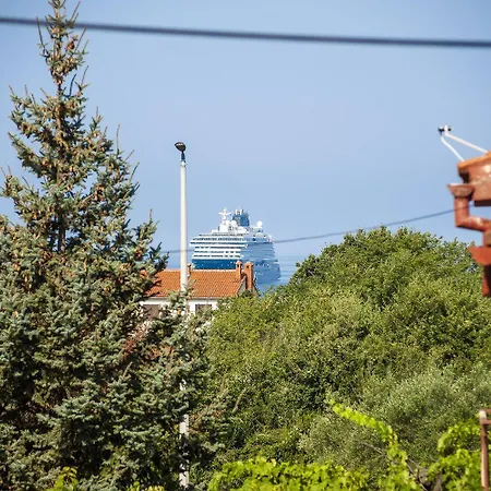 Helles Nur 800 Meter Zum Mit Meerblick, 2 Balkonen, Privatparkplatz Apartment Rovinj