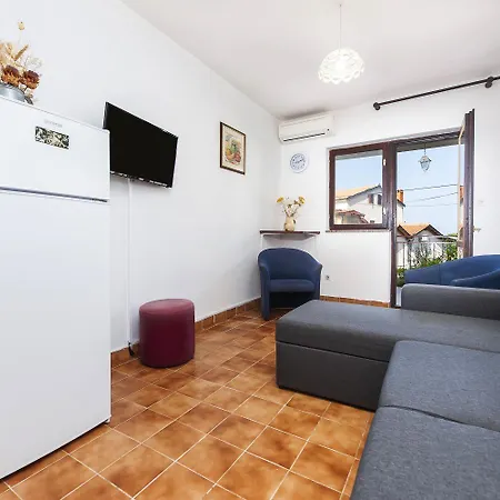 Helles Nur 800 Meter Zum Mit Meerblick, 2 Balkonen, Privatparkplatz Apartment Rovinj