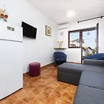 Helles Nur 800 Meter Zum Mit Meerblick, 2 Balkonen, Privatparkplatz Apartamento Rovinj